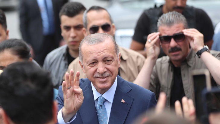 Ердоган води убедително, но опозицията оспорва неговия резултат.