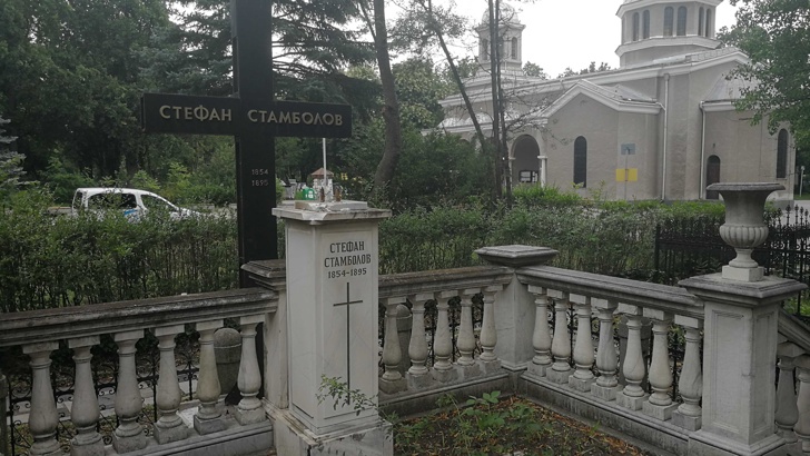 Вандали поругаха гроба на Стефан Стамболов на Централните софийски гробища. 